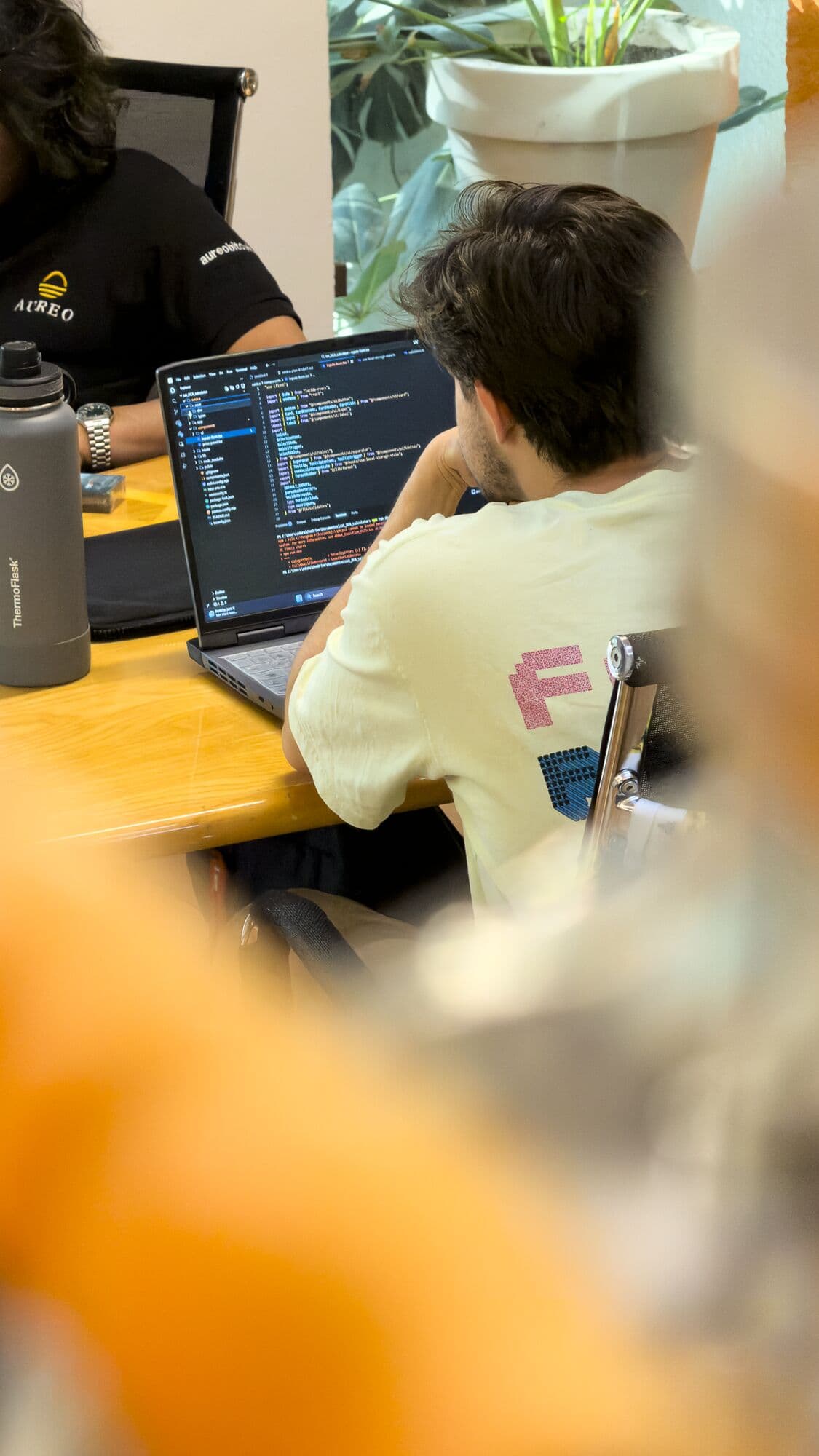 Un desarrollador programando en su laptop durante el hackathon