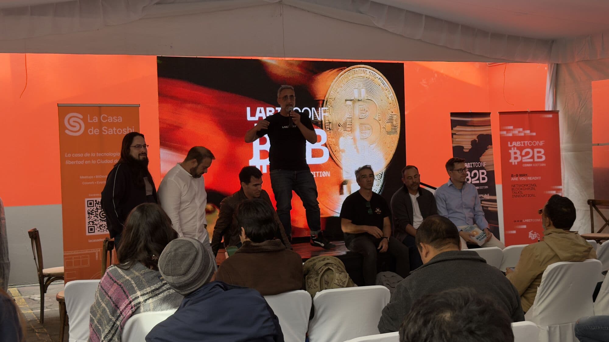 Panelistas en el escenario bajo la carpa de LABITCONF B2B