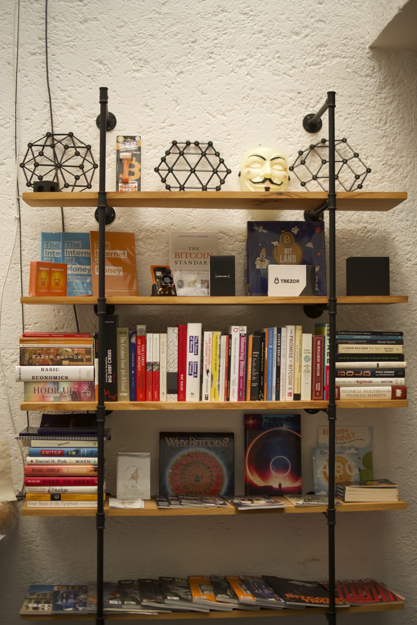 El librero: libros de Bitcoin, una Trezor y modelos impresos en 3D
